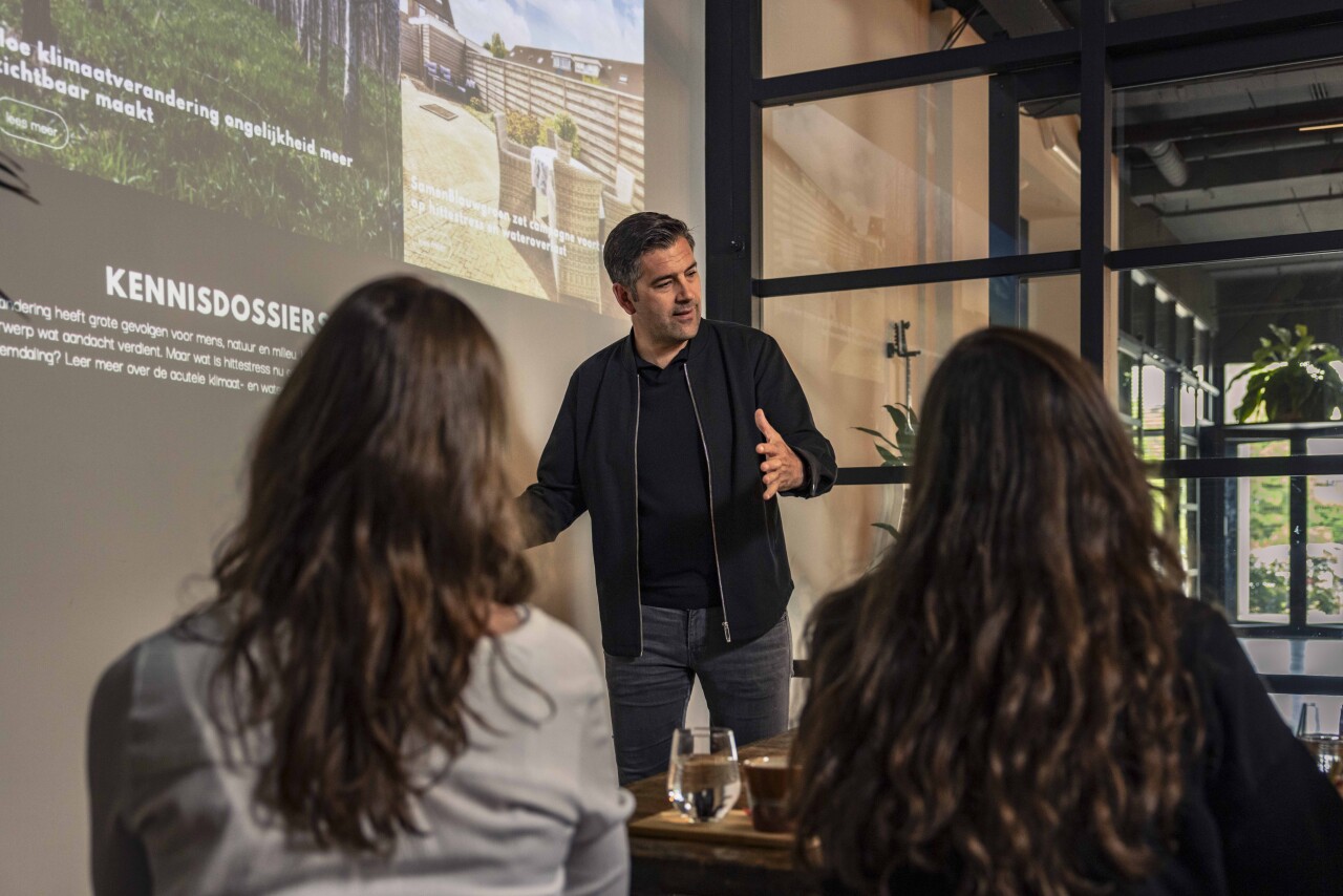 Meeting op kantoor van Schinkelshoek Communicatie