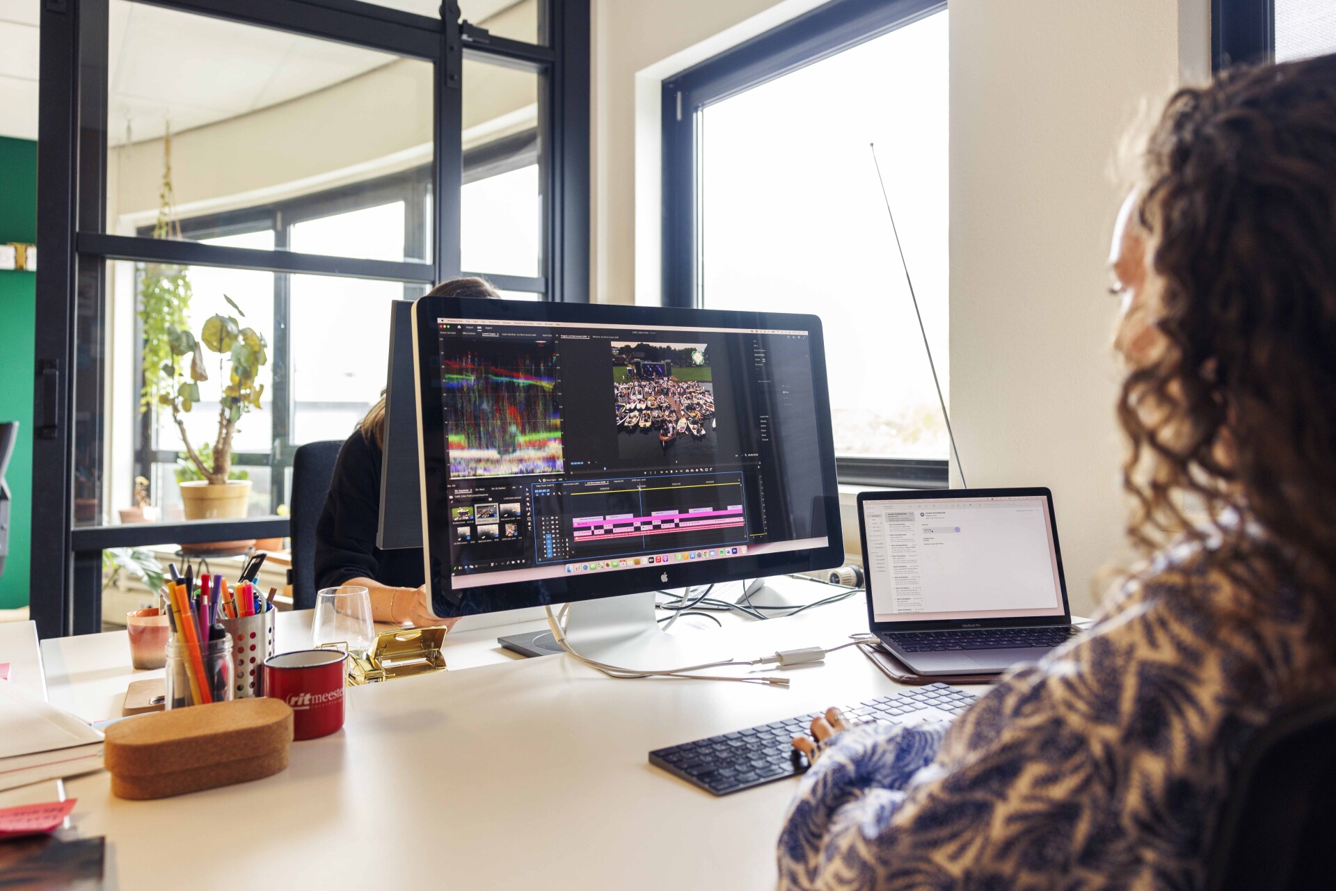 Medewerker video aan het editten