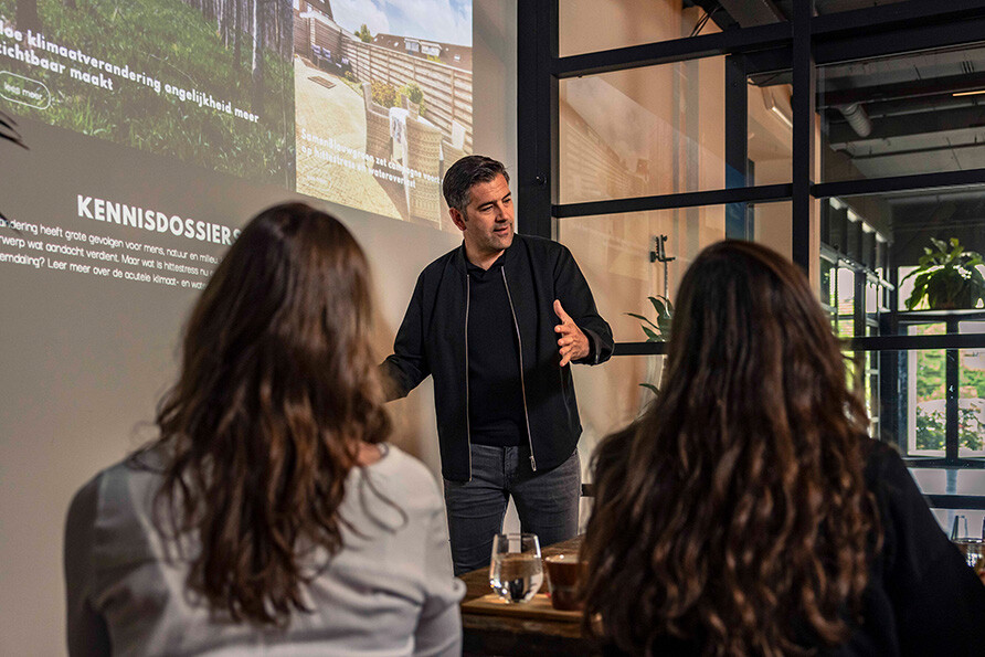 Nick tijdens meeting op kantoor
