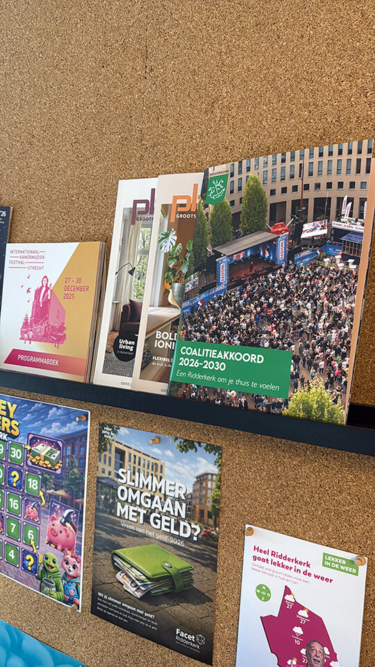 Kantoor muur met gemaakte magazines en flyers